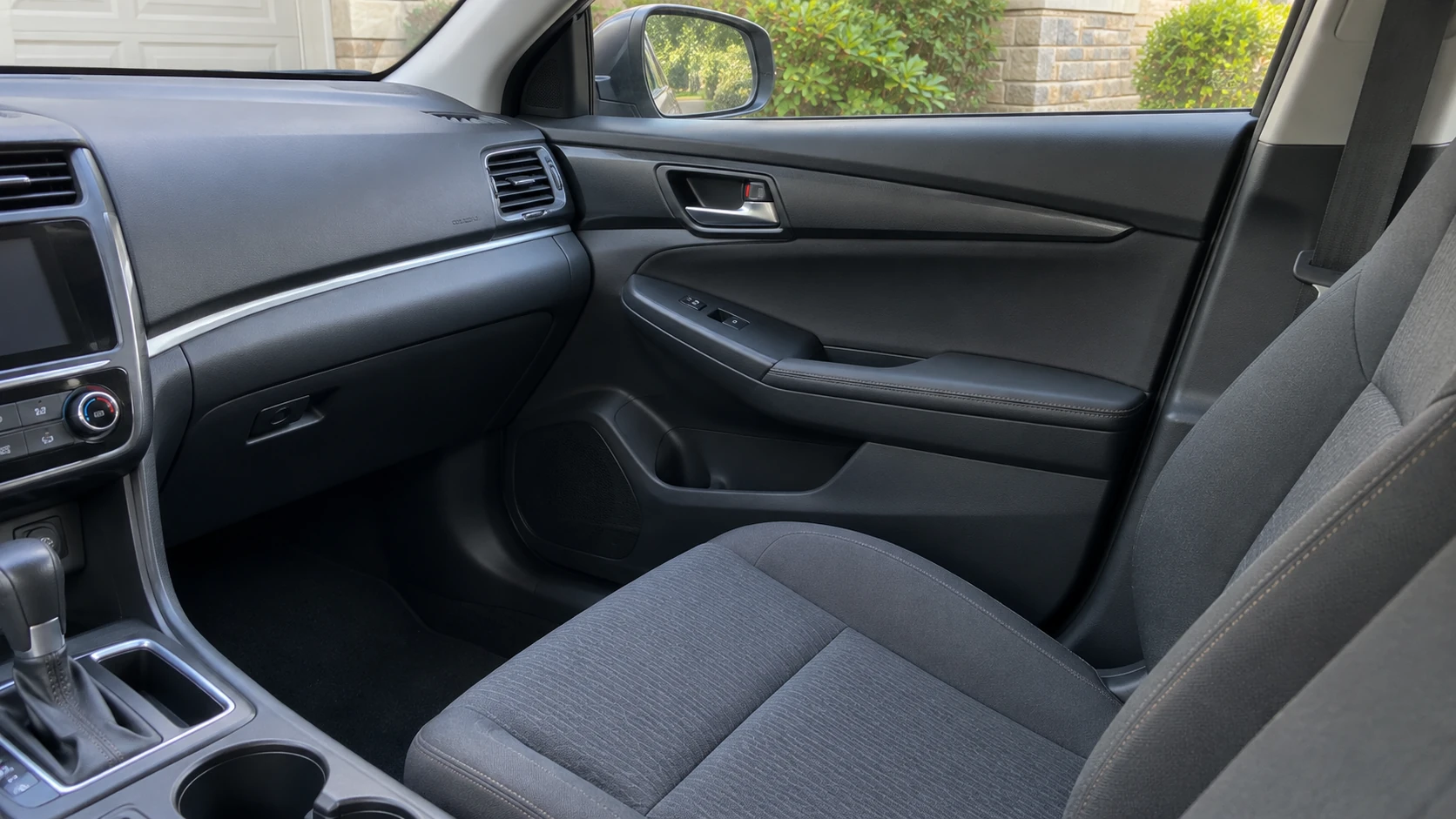مقعد راكب أمامي فارغ بلا وسادة أو أغراض ولوحة أمامية خالية من الملحقات قرب موضع الوسادة الهوائية